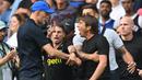 Adu mulut antara keduanya pun terjadi. Melihat ada yang tak beres, sejumlah ofisial kedua tim pun langsung berusaha melerai. (AFP/Glyn Kirk)