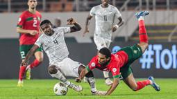 Tampil lebih dominan, Maroko kecolongan gol Evidence Makgopa pada menit ke-57. Mereka sempat mendapatkan hadiah penalti pada menit ke-85. Sayangnya, bola tendangan Achraf Hakimi membentur mistar dan keluar dari lapangan. Sialnya lagi, Atlas Lions kembali kebobolan oleh gol tendangan bebas Teboho saat injury time. (AFP/Sia Kambou)