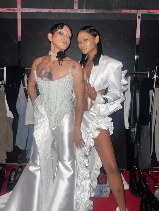 Bio One tampil serba putih saat memamerkan salah satu koleksi Harry Halim. Ia tampil mengenakan korset bertabur mutiara. [@bojvoyej]