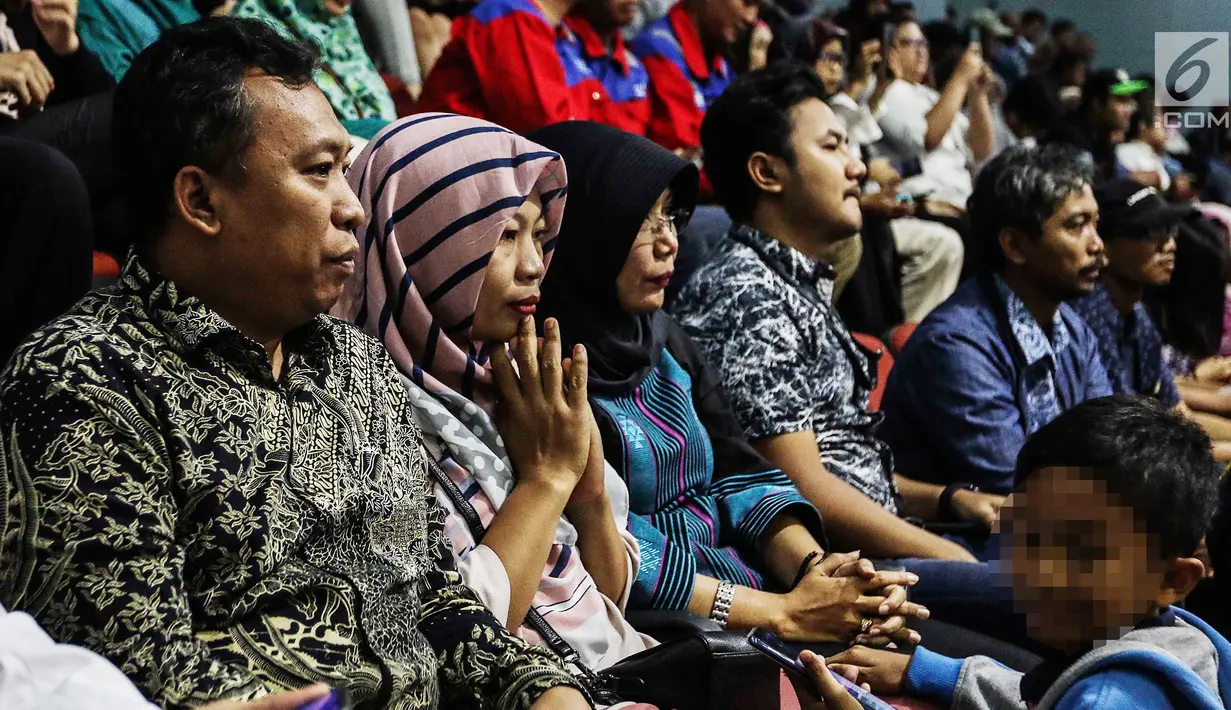 Terpidana kasus dugaan pelanggaran UU ITE sekaligus korban pelecehan seksual Baiq Nuril saat menghadiri rapat paripurna DPR di Kompleks Parlemen Senayan, Jakarta, Kamis (25/7/2019). DPR resmi mengesahkan persetujuan amnesti untuk Baiq Nuril. (Liputan6.com/JohanTallo)