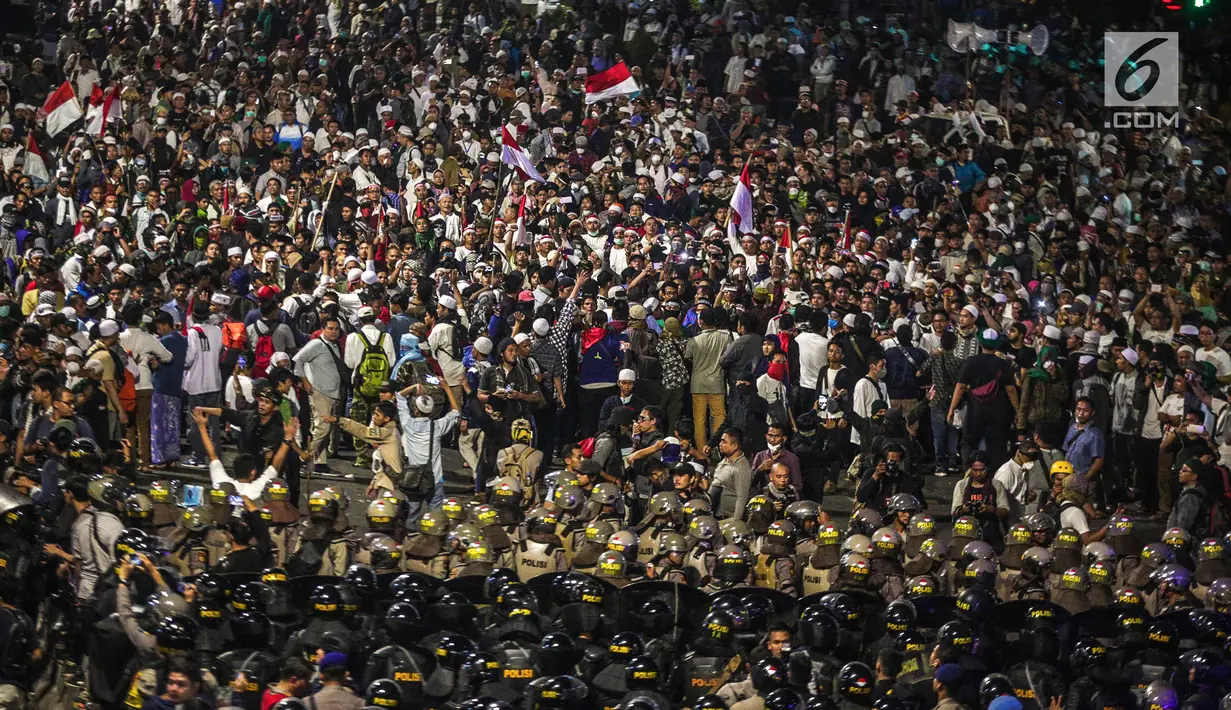 Aparat kepolisian bersiaga mengamankan unjuk rasa dari Gerakan Nasional Kedaulatan Rakyat di depan Gedung Bawaslu, Jakarta, Selasa (21/5/2019). Dalam aksinya mereka meminta Bawaslu memeriksa hasil perolehan suara Pemilu 2019 yang dinilai banyak kecurangan. (Liputan6.com/Faizal Fanani)