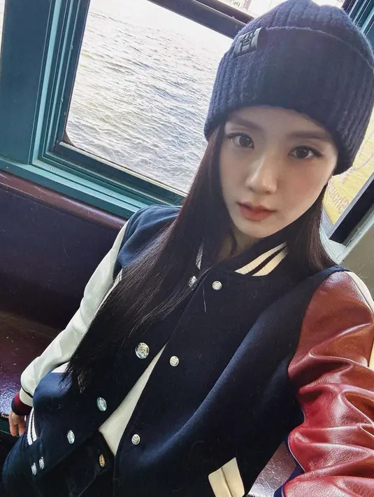 Kali ini, Jisoo BLACKPINK hadiri show Tommy Hilfiger di New York Fashion Week dengan gaya sporty edgy [@sooyaaa__]