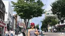 Gaya kasual Maudy Ayunda ketika pulang ke kampung halaman suaminya, Jesse Choi. Ia tampil chic mengenakan tank top abu-abu, dipadukan dengan celana panjang berwarna cokelat muda, dan topi merah. [Foto: Instagram/maudyayunda]