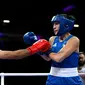 Petinju Aljazair, Imane Khelif (kiri), memukul petinju Italia, Angela Carini, pada pertarungan kelas 66 kg wanita di North Paris Arena, Villepinte, Kamis (1/8/2024). (AFP/Mohd Rasfan)