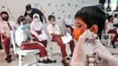 Petugas kesehatan menyiapkan vaksin COVID-19 saat akan menyuntik seorang murid di SDN Cempaka Putih Timur 03 Pagi, Jakarta, Selasa (14/12/2021). Pemerintah mulai melakukan vaksinasi COVID-19 kepada anak usia 6-11 tahun. (merdeka.com/Iqbal S. Nugroho)