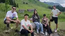 Keluarga Darius dan Donna Agnesia tampil dengan pakaian santai saat menikmati keindahan pemandangan hijau di Swiss. [Instagram/darius_sinathrya]