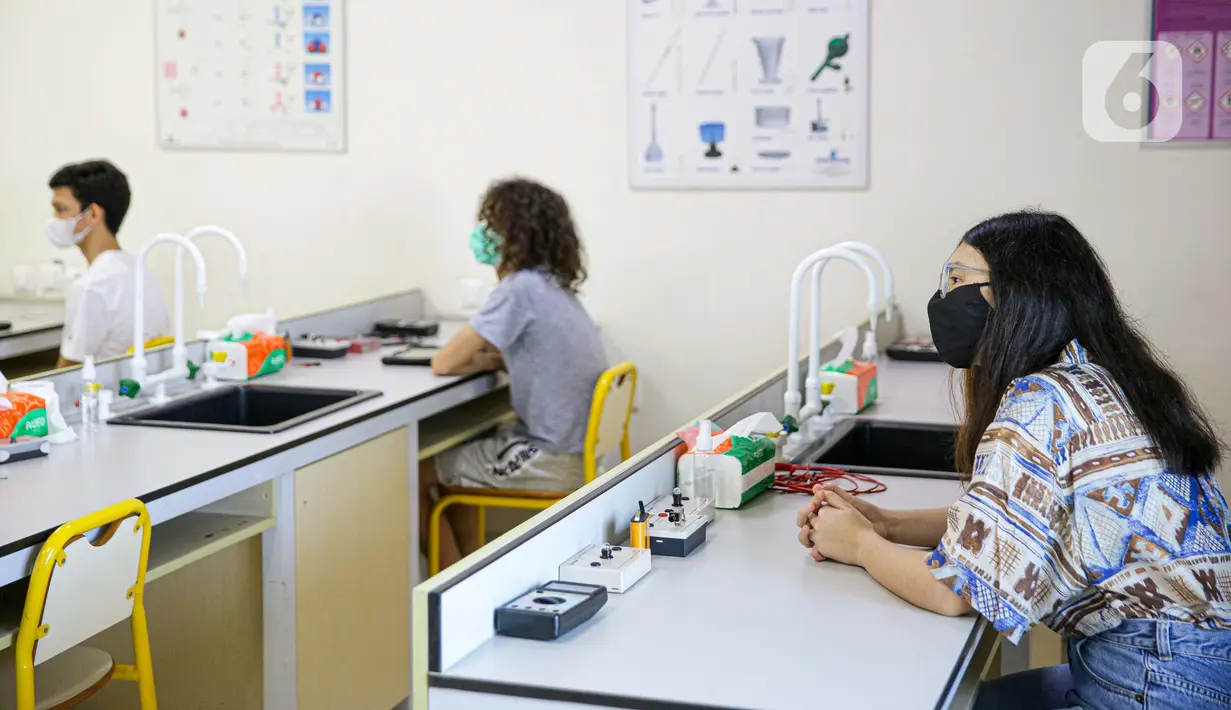 Siswa mengikuti kegiatan belajar metode blended learning (sistem pembelajaran campuran) di Lycee Francais De School, Jakarta, Jumat (28/5/2021). Sekolah ini menerapkan metode blended learning agar ruang kelas hanya diisi 50 persen kapasitas siswa. (Liputan6.com/Faizal Fanani)