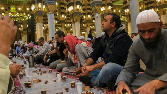 Makan sahur di Masjidil Haram. foto: alarabiya.net