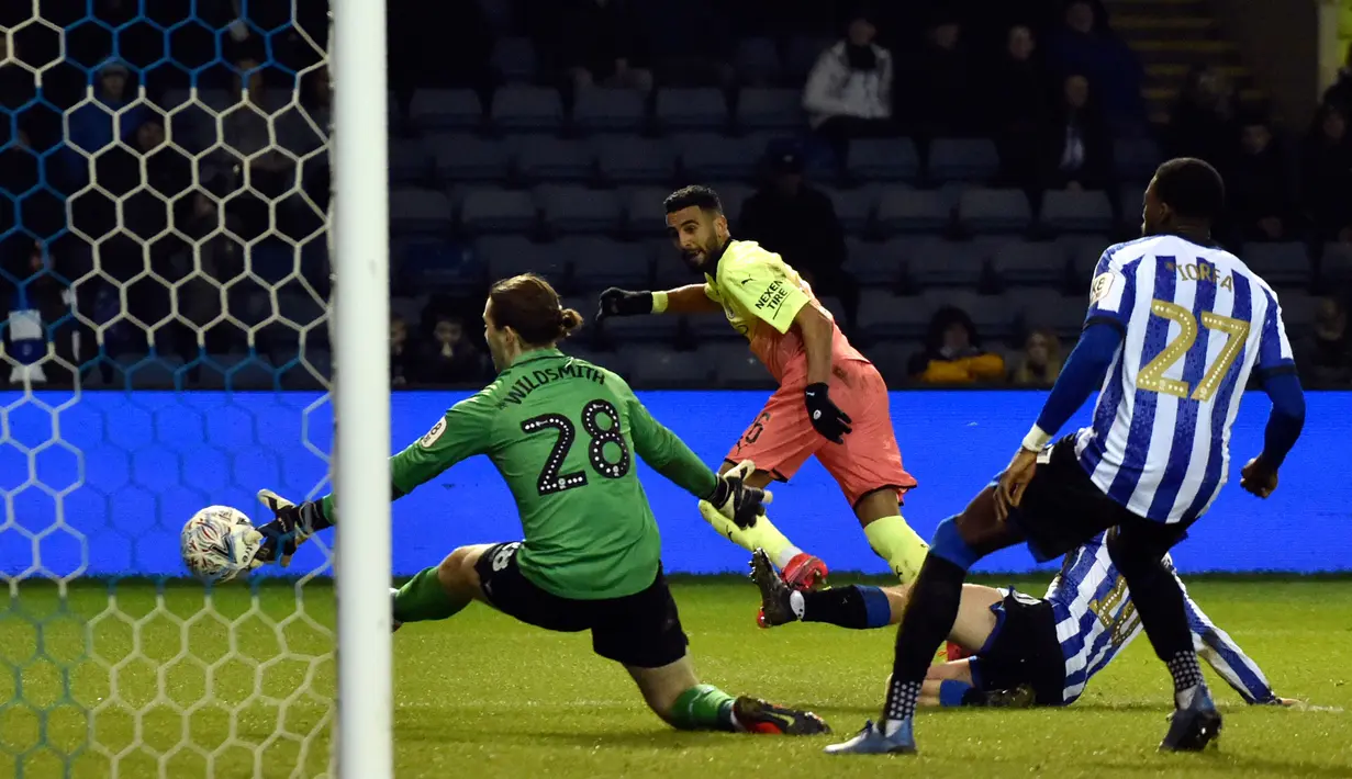 Kiper Sheffield Wednesday, Joe Wildsmith melakukan penyelamatan dari serangan wWinger Manchester City, Riyad Mahrez pada putaran kelima Piala FA di Hillsborough, Rabu (4/3/2020).Sempat kesulitan, Manchester City akhirnya menang tipis 1-0 atas Sheffield Wednesday. (AP/Rui Vieira)