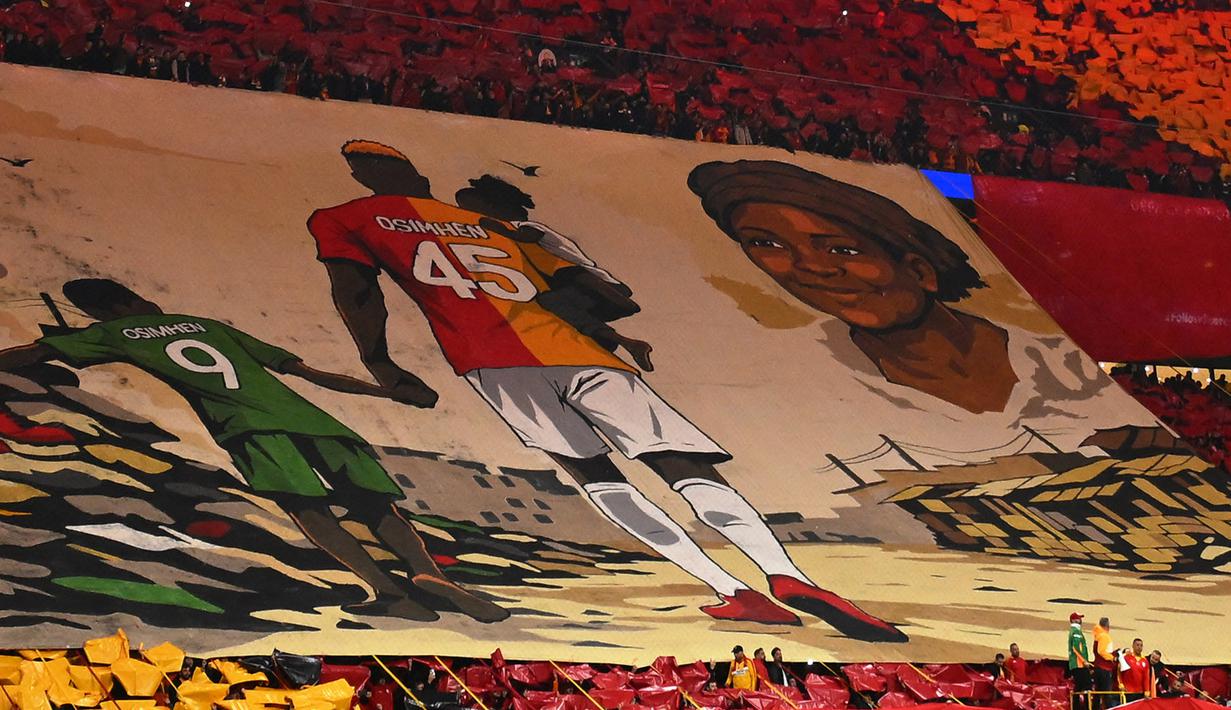 Mereka membentangkan tifo bergambar Victor Osimhen dan mendiang ibunya. Di bawahnya terdapat sepanduk bertuliskan "kita semua saudara, saudara adalah semuanya". (AFP/Yasin Akgul)