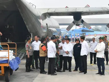 Presiden Joko Widodo (Jokowi) berbincang saat meninjau kesiapan operasional pesawat penyemai di Lanud Roesmin Nurjadin, Kota Pekanbaru, Selasa (17/9/2019). Setidaknya, sebanyak 52 pesawat dikerahkan untuk memadamkan kebakaran hutan dan lahan (karhutla) di Riau. (Liputan6.com/HO/Biro Pers Setpres)
