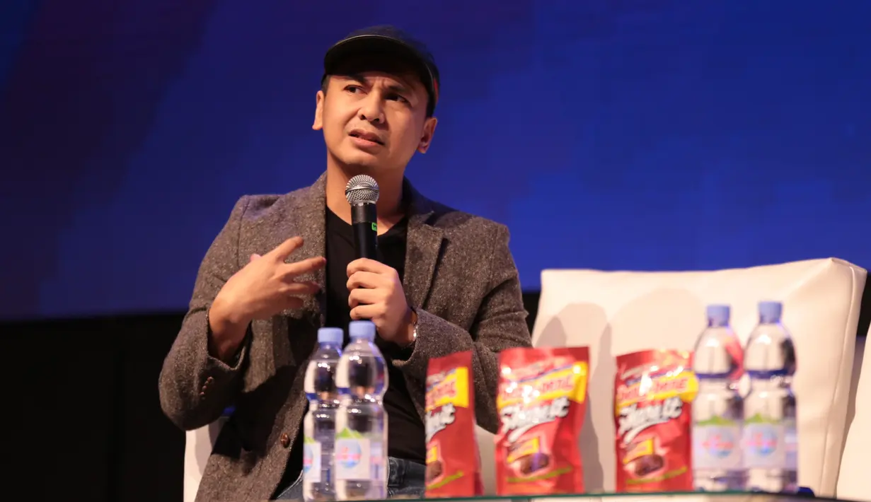 Pria 33 tahun itu dikenal lewat buku Kambing Jantan: Sebuah Catatan Harian Pelajar Bodoh. Selain itu, banyak karya-karyanya yang menghibur di dunia maya. (Adrian Putra/Bintang.com)