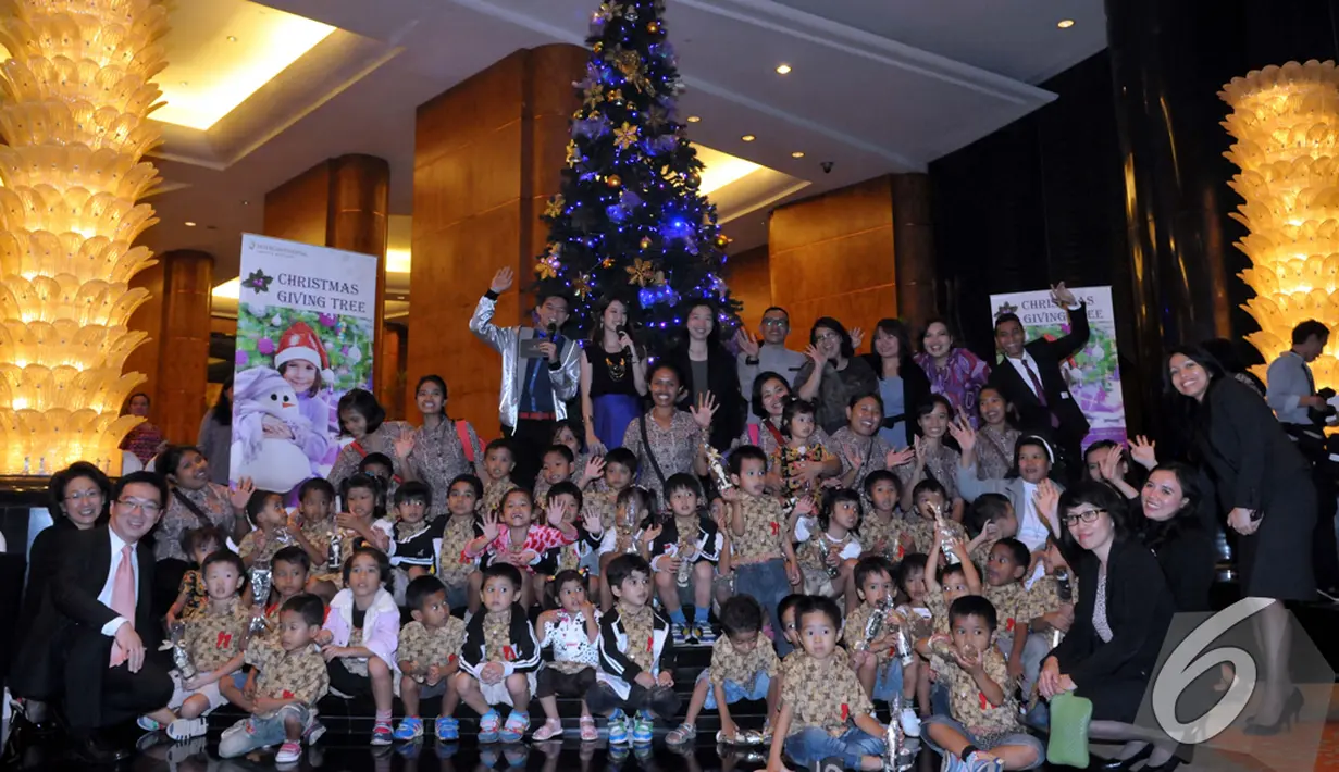Intercontinental Hotel berpose bersama para bocah usai acara Christmas Tree Lighting Ceremony di Intercontinental Hotel, Jakarta. Foto diambil pada Kamis (27/11/2014). (Liputan6.com/Panji Diksana)