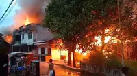 Pemukiman penduduk di pulau Buluh Kepulauan Riau terbakar. Foto: liputan6.com/ajang nurdin&nbsp;