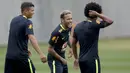 Striker Brasil, Neymar, tertawa saat mengikuti sesi latihan jelang laga Kualifikasi Piala Dunia di  Teresopolis, Barsil, Selasa (3/10/2017). Brasil akan berhadapan dengan Bolivia. (AP/Silvia Izquierdo)