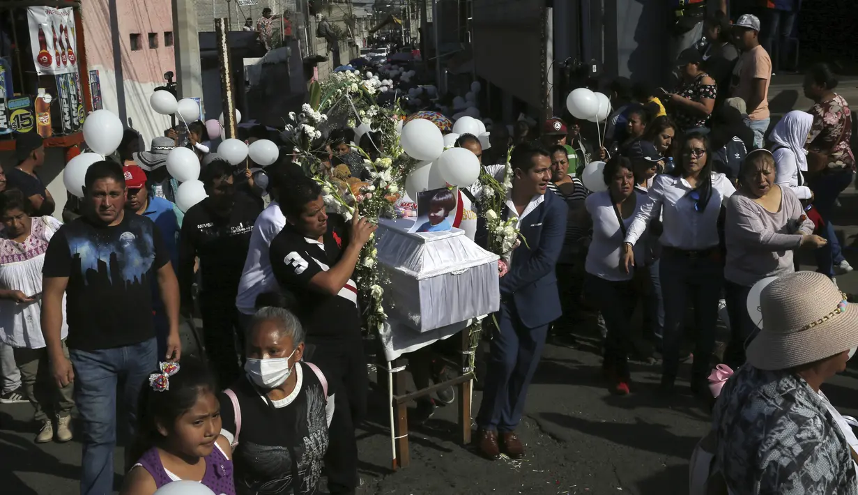 Peti korban pembunuhan 7 tahun Fatima dibawa dari rumahnya ke sebuah gereja untuk misa pemakaman di Mexico City (18/2/2020). Jasad Fatima ditemukan terbungkus tas dan ditinggalkan di daerah pedesaan pada hari Sabtu. (AP Photo/Marco Ugarte)
