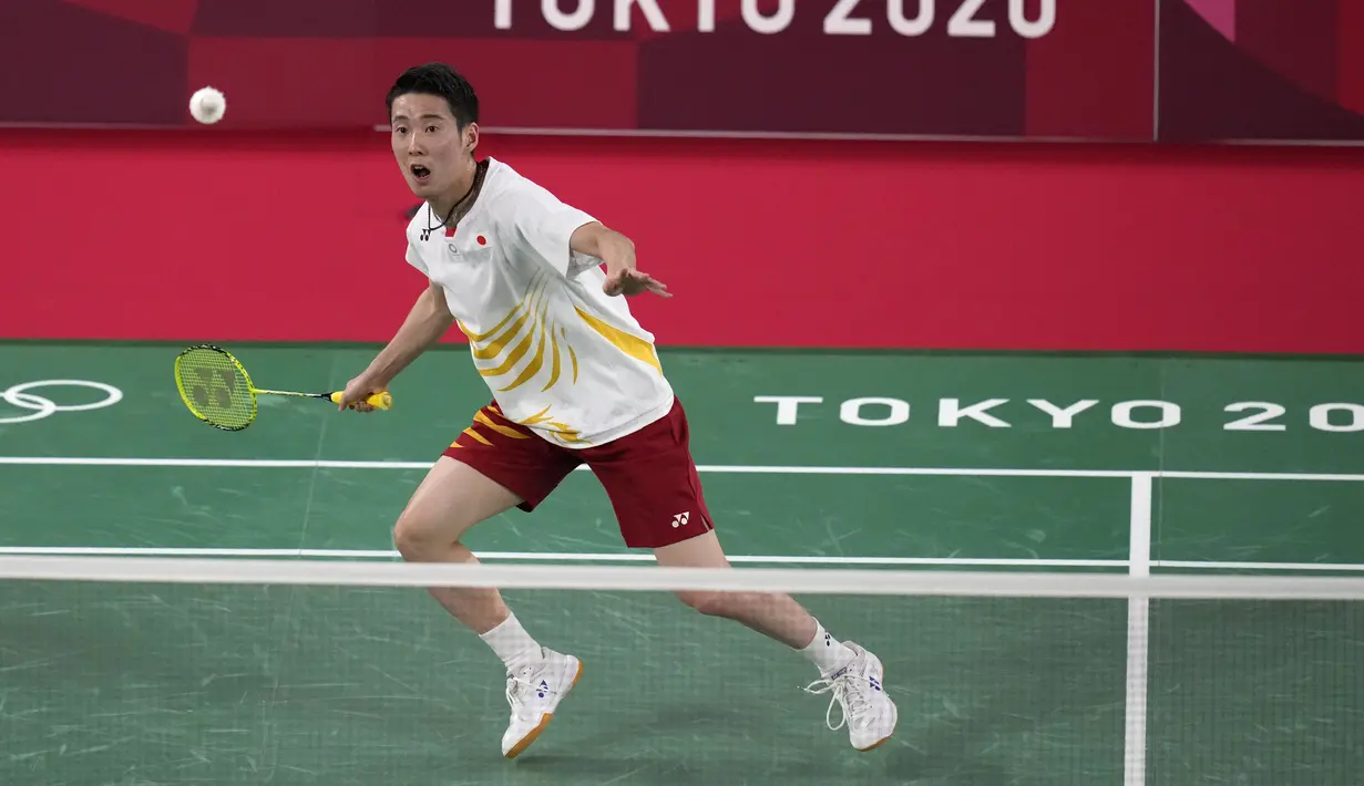 Pebulu tangkis Jepang Kanta Tsuneyama saat melawan pebulu tangkis Indonesia Anthony Sinisuka Ginting pada pertandingan tunggal putra Olimpiade Tokyo 2020 di Tokyo, Jepang, Kamis (29/7/2021). Ginting lolos ke perempat final Olimpiade Tokyo 2020 usai mengalahkan Kanta. (AP Photo/Markus Schreiber)