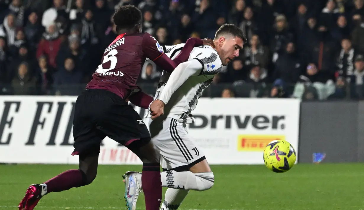 Pemain Juventus, Dusan Vlahovic berebut bola dengan pemain Salernitana pada laga Liga Italia di Stadion Arigis (7/2/2023). (AFP/Andreas Solaro)