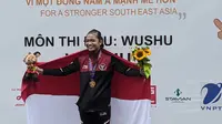 Atlet Wushu Indonesia, Alysa Mellynar saat meraih medali emas di SEA Games 2021. (Bola.com/Muhammad Adiyaksa)