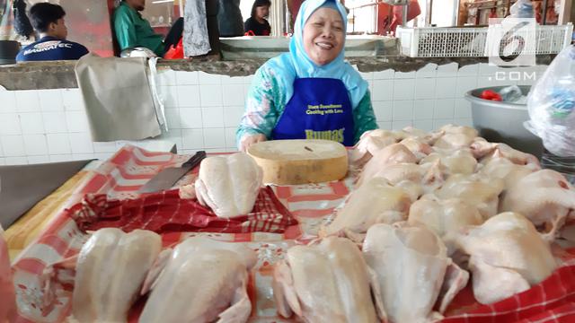 Sihmi, penjual daging ayam di Pasar Grogol, Jakarta Barat