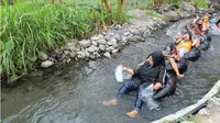 Pengunjung menikmati Sepur Kalen di Desa Kadireso, Kecamatan Teras, Boyolali menikmati aliran sungai setempat saat berwisata susur sungai, Kamis (15/12 - 2018). (Solopos/Akhmad Ludiyanto)