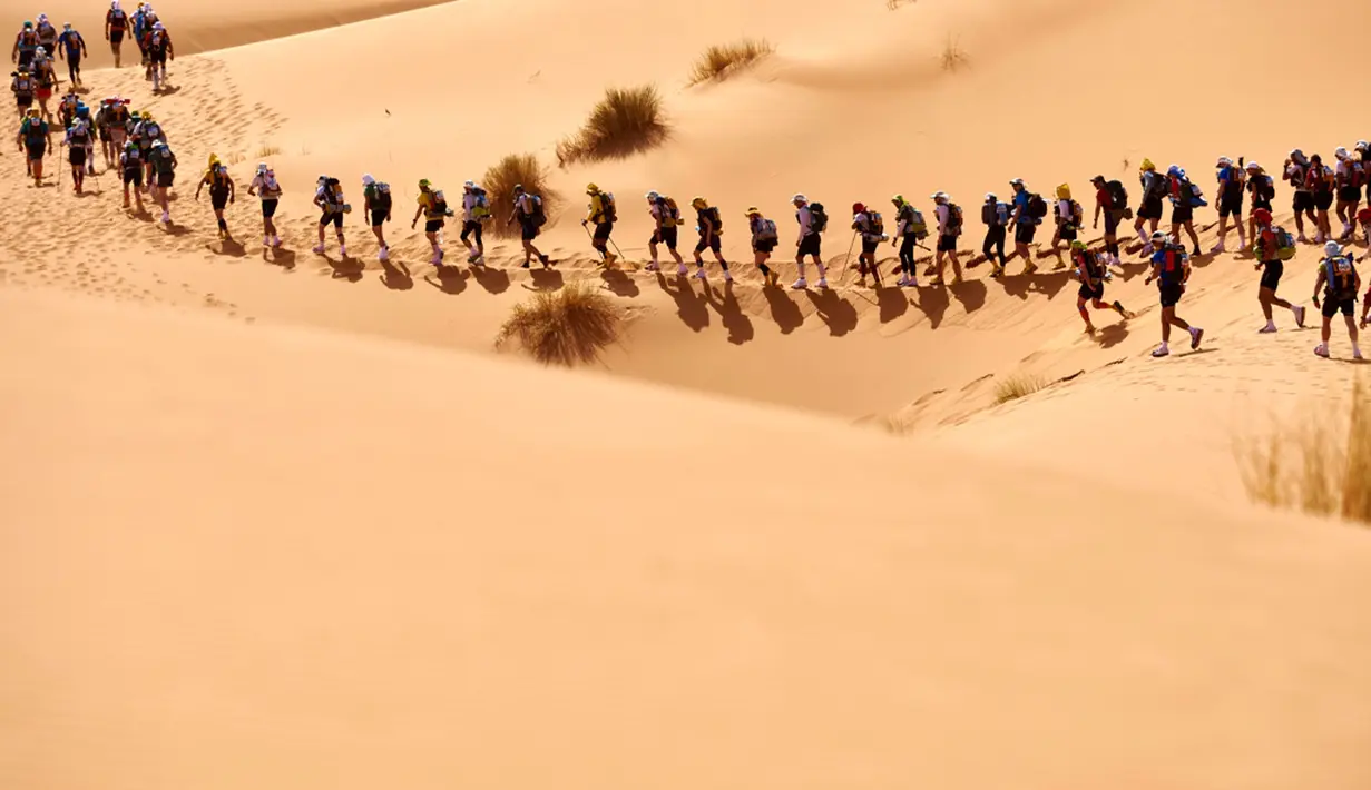 Para atlet berlomba dalam Marathon des Sables di Gurun Sahara, Maroko, (10/4/2016). (AFP/Jean-Philippe Ksiazek)