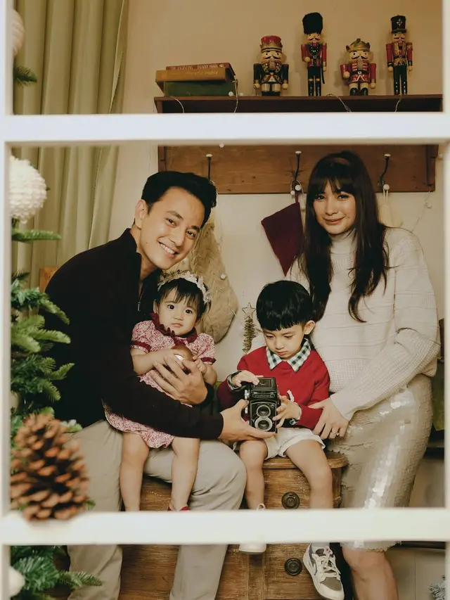 8 Pemotretan Keluarga Publik Figur Bertema Natal Ini Memukau, Penuh Keceriaan