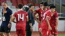 Pelatih Timnas Indonesia U-22, Indra Sjafri, memberikan instruksi kepada para pemain dalam pertandingan uji coba timnas Indonesia U-22 melawan Lebanon yang berlangsung di Stadion Utama Gelora Bung Karno (SUGBK), Jakarta, Jumat (14/4/2023). (Bola.com/Abdul Aziz)