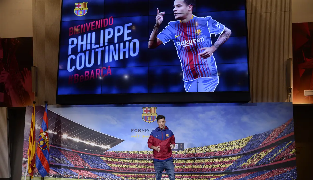 Gelandang baru Barcelona, Philippe Coutinho, diperkenalkan kepada publik di Barcelona, Minggu (7/1/2018). Pemain asal Brasil ini resmi didatangkan dari Liverpool dengan harga 160 juta euro. (AFP/Josep Lago)