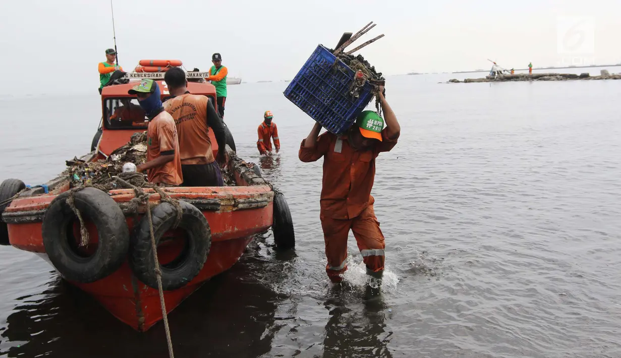 Petugas mengangkat sampah di Pesisir Teluk Jakarta, Cilincing, Jakarta Utara, Minggu (15/4). Selain rangkaian HPSN 2018, kegiatan ini juga untuk menggugah kepedulian masyarakat terhadap kebersihan lingkungan. (Liputan6.com/Arya Manggala)