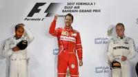 Pebalap Mercedes, Lewis Hamilton, mendapatkan penalti atas insiden di pit lane yang membuatnya gagal juara di GP Bahrain, Minggu (16/4/2017). (AFP/Andrej Isakovic)
