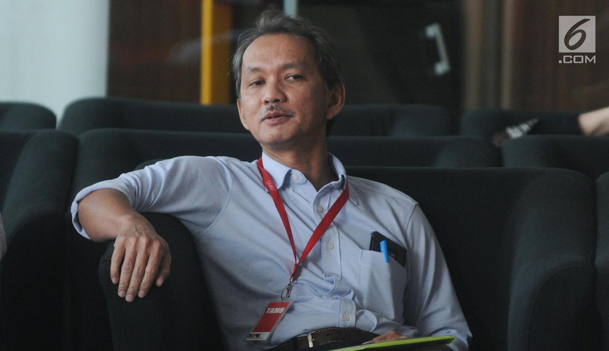 Ekspresi Kepala BPPSPAM, Bambang Sudiatmo saat menunggu di lobi Gedung KPK, Jakarta, Senin (25/2). Bambang diperiksa sebagai saksi untuk tersangka Kepala Satuan Kerja SPAM Strategis Lampung Anggiat Partunggul Nahat Simaremare. (Merdeka.com/Dwi Narwoko)