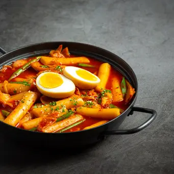 Tak harus membeli rice cake instan, Sahabat Fimela bisa membuat camilan ala Korea menggunakan nasi matang dan beberapa bahan sederhana. (Foto/Dok: Magnific)