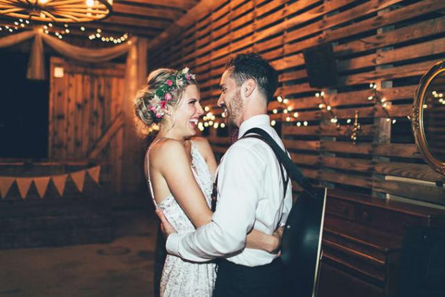 Walsh mengurungkan niatnya untuk bunuh diri setelah gadis yang kenal semasa remaja meneleponnya. Gadis itu kini jadi istrinya/copyright buzzfeed.com