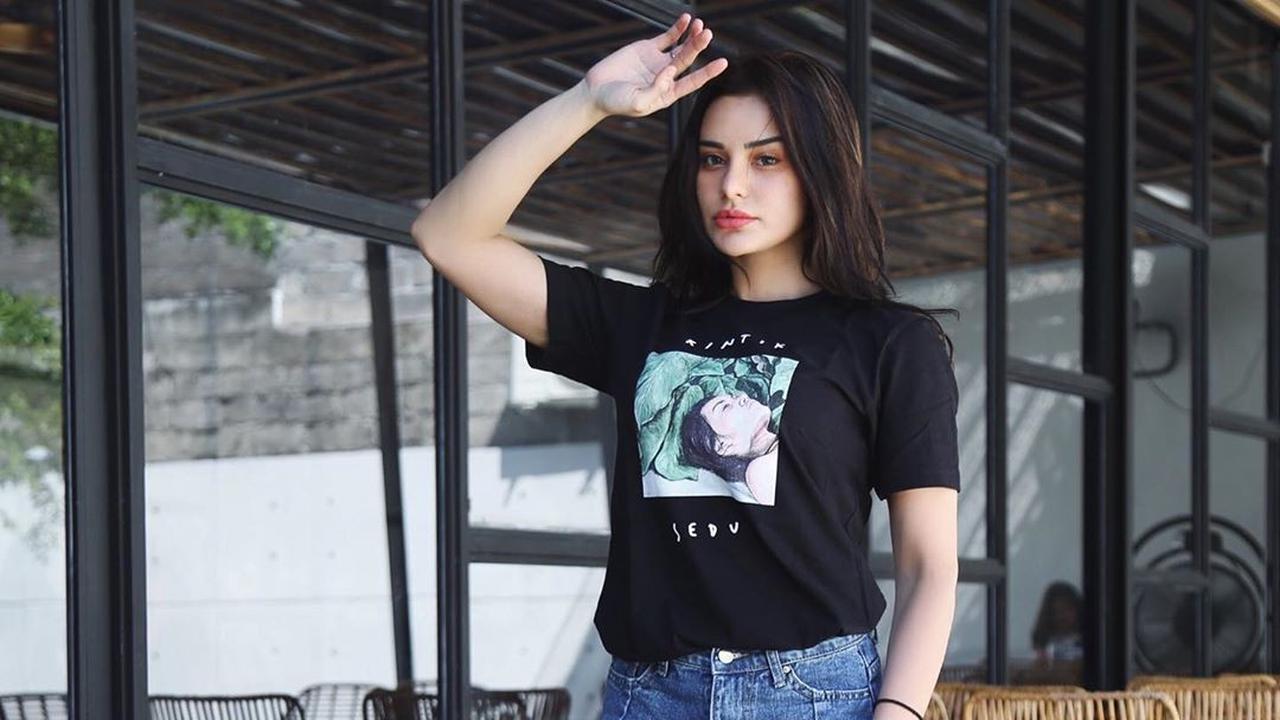 Gaya Kasual Nora Alexandra Kenakan Baju Berwarna Hitam. (Sumber: Instagram/ncdpapl)