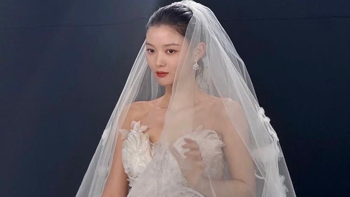 Pesona Kim Yoo Jung Berbalut Gaun Pengantin di Drama Dear X Episode 10