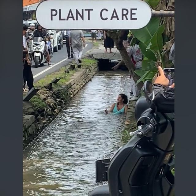Heboh Wanita Turis Asing Berendam di Selokan di Bali sampai Bikin Jalanan Macet