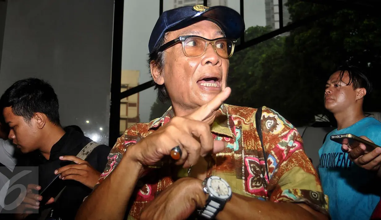 Aktor Toro Margens saat tiba di Resmob Polda Metro Jaya, Jakarta (4/10). Toro memenuhi panggilan untuk diperiksa dalam kasus kepemilikan senjata api ilegal Gatot Brajamusti. (Liputan6.com/Gempur M Surya)
