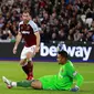 Penjaga gawang West Ham United Alphonse Areola (kanan) melakukan penyelamatan di depan pemain Manchester City Ilkay Gundogan (kiri) pada pertandingan Piala Liga Inggris di London Stadium, London, Inggris, 27 Oktober 2021. Manchester City kalah lewat adu penalti. (AP Photo/Ian Walton)