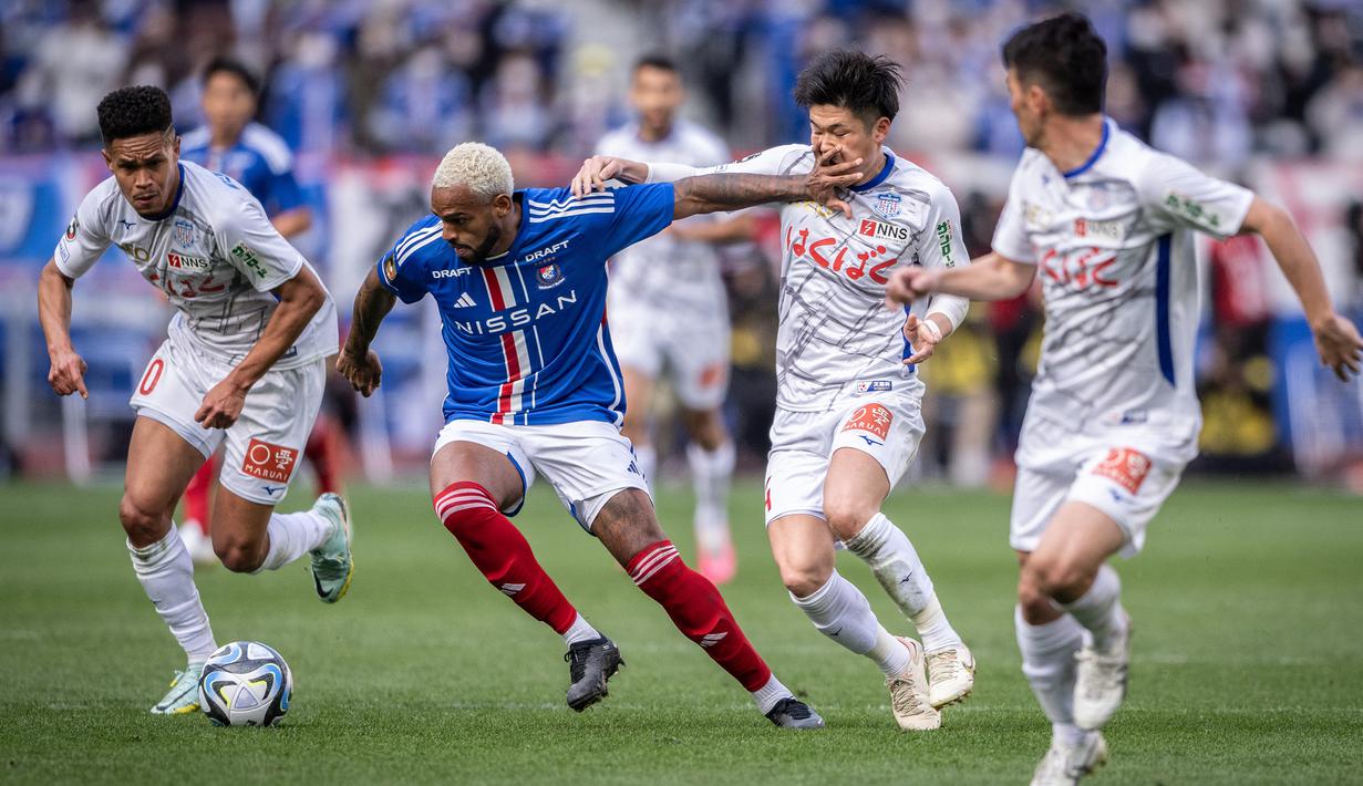 Striker Anderson Lopes (tengah) menjadi pemain tertajam di kubu Yokohama Marinos. Hingga kini ia telah mencatat 15 gol dan 2 assist dalam 21 laga dan sementara menempati posisi kedua top skor J1 League 2023 di bawah Yuya Osako (Vissel Kobe) dengan 16 gol. (AFP/Yuichi Yamazaki)