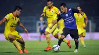 Aksi Samsul Arif di laga Arema vs Sriwijaya FC pada Minggu (22/11/2015) malam (Rana Adwa/Liputan6.com)
