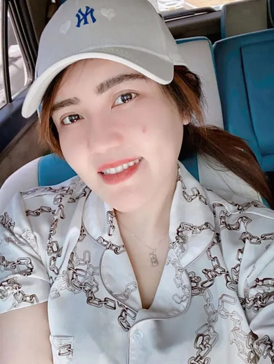 Via Vallen kerap membagikan potret selfienya saat pagi hari. Seperti saat ia jalan-jalan santai dengan mobil. Gaya penampilannya ini curi perhatian karena ia masih memakai piyama tidur. Meski simpel, namun penampilan Via tetap mencuri perhatian. (Liputan6.com/IG/@viavallen)
