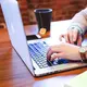 Ilustrasi orang sedang mengetik di laptop