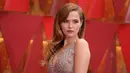 Aktris Zoey Deutch berpose saat menghadiri acara Piala Oscar 2018 di Dolby Theatre di Los Angeles, AS (4/3). (Photo by Richard Shotwell/Invision/AP)