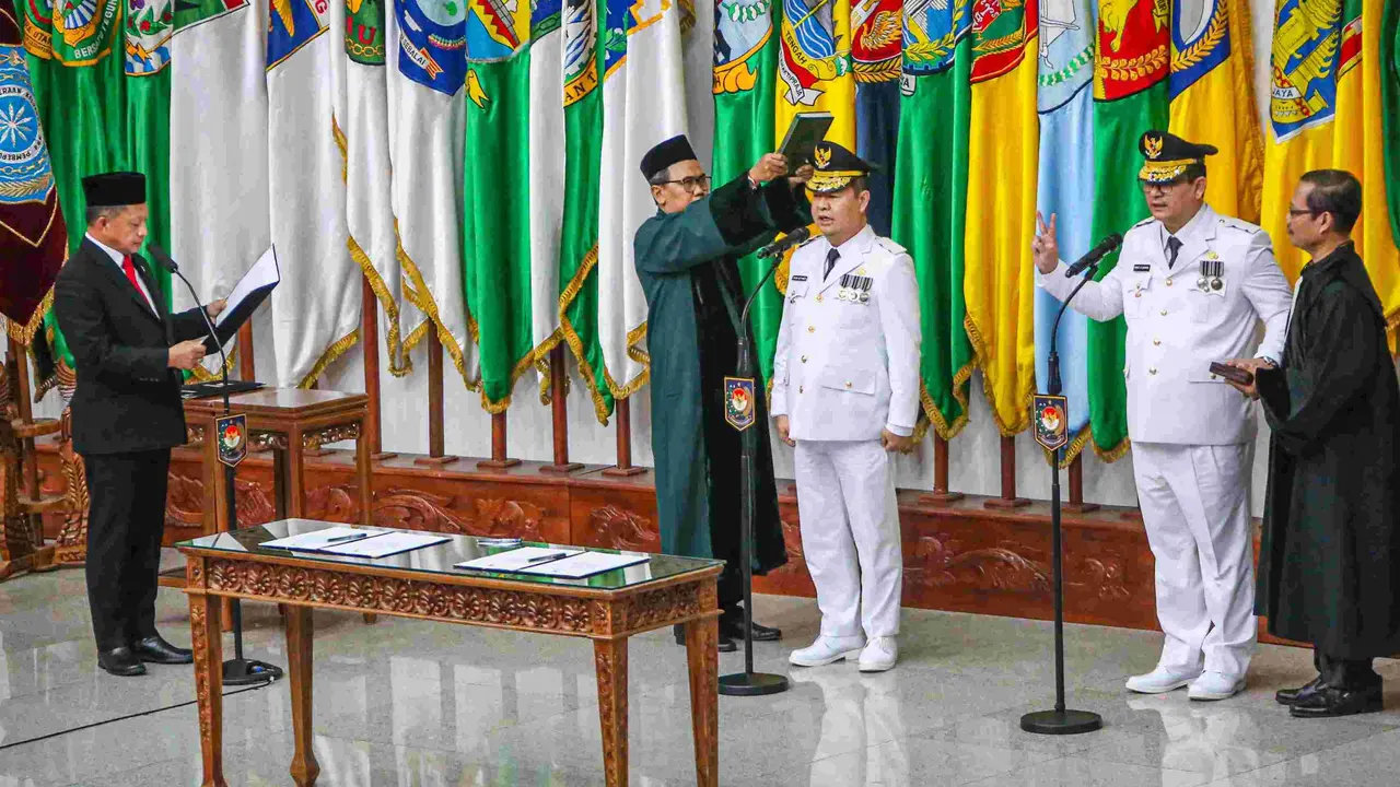 Menteri Dalam Negeri (Mendagri) Tito Karnavian melantik Teguh Setyabudi menjadi Penjabat (Pj.) Gubernur DKI Jakarta menggantikan Heru Budi Hartono di Gedung Kemendagri, Jakarta Pusat, pada Jumat (18/10/2024). (Dok: BeritaJakarta)