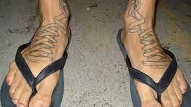 6 Tato Bentuk Sepatu di Kaki Ini Nyeleneh, Enggak Habis Pikir