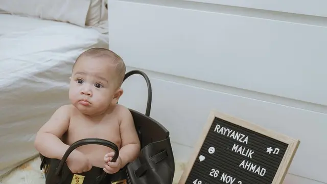 Ekspresi Rayyanza  Dimasukin Kedalam Tas Branded Nagita Slavina, credit: @raffinagita1717