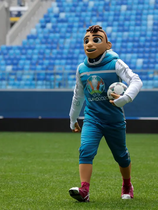 Maskot Piala Eropa 2020, Skillzy berjalan usai presentasi dirinya di Stadion Saint Petersburg, Rusia (27/3). Kota Saint Petersburg akan menyelenggarakan empat pertandingan termasuk pertandingan perempat final selama UEFA Euro 2020. (Reuters/Anton Vaganov)
