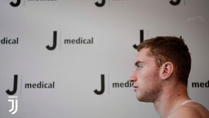 Rekrutan anyar Juventus, Dejan Kulusevski, saat menjalani tes medis. (Bola.com/Dok. Juventus)
