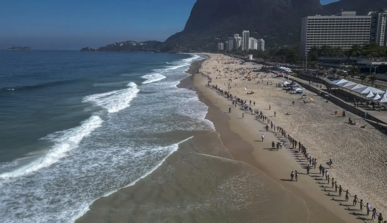 Organisasi lingkungan Route Brasil menyerukan orang-orang berkumpul untuk acara yang diberi nama "That Hug" guna menarik perhatian pada polusi laut. (AP Photo/Bruna Prado)